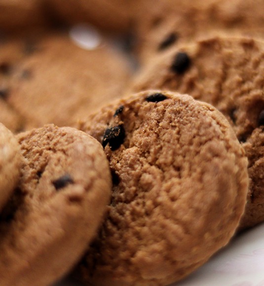 Печенье MILKA Mini Cookies с кусочками шоколада частично покрытое молочным шоколадом